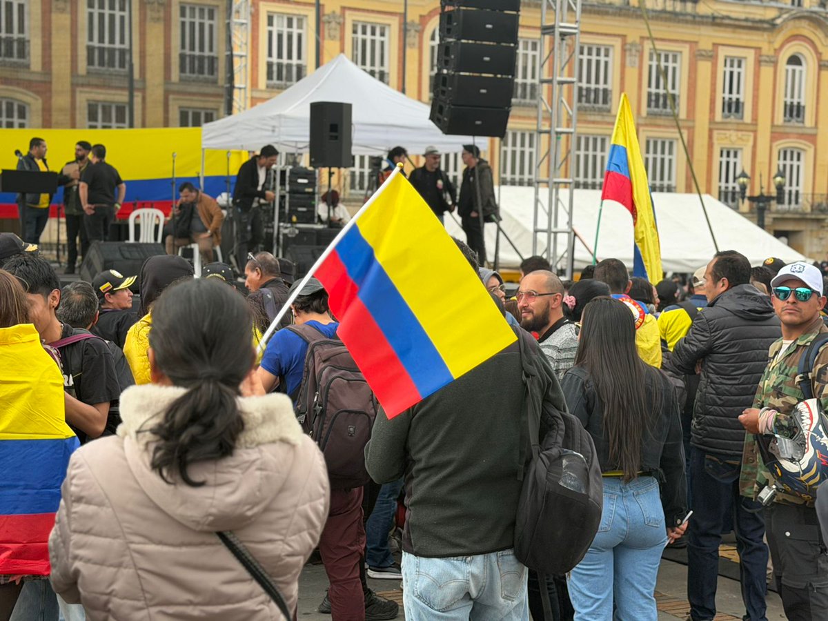 WRadioColombia's tweet image. #Bogotá | Empiezan a llegar personas a la Plaza de Bolívar de Bogotá para la concentración convocada por el Gobierno Nacional en apoyo al presidente Gustavo Petro.