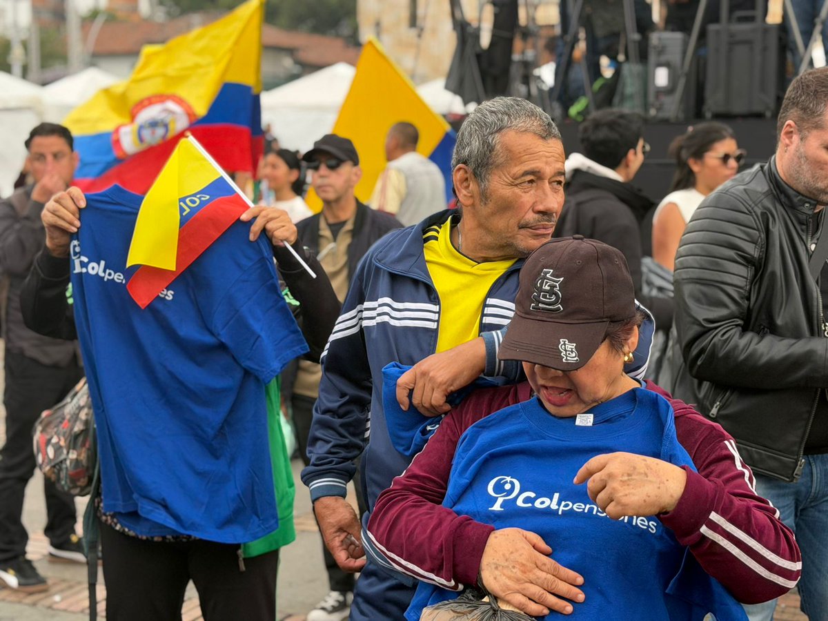 WRadioColombia's tweet image. #Bogotá | Empiezan a llegar personas a la Plaza de Bolívar de Bogotá para la concentración convocada por el Gobierno Nacional en apoyo al presidente Gustavo Petro.