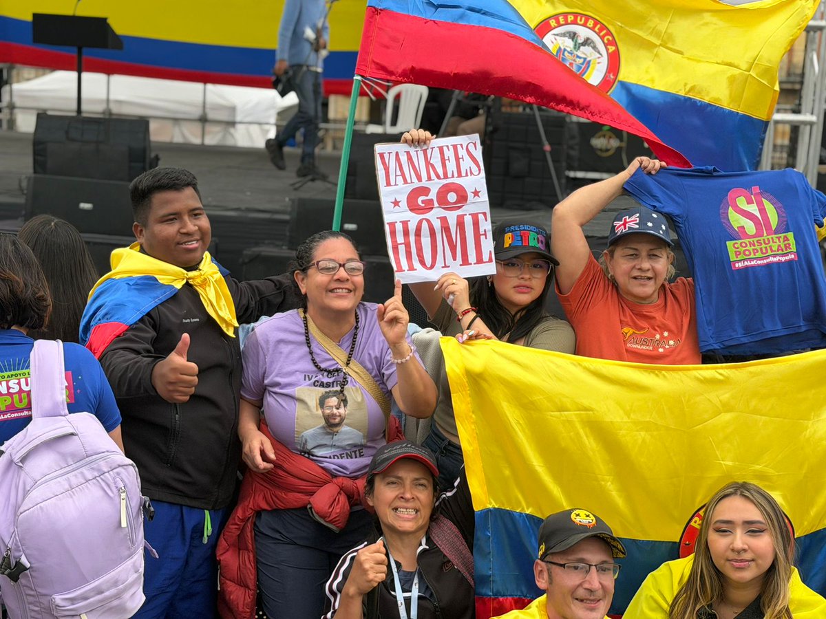 WRadioColombia's tweet image. #Bogotá | Empiezan a llegar personas a la Plaza de Bolívar de Bogotá para la concentración convocada por el Gobierno Nacional en apoyo al presidente Gustavo Petro.