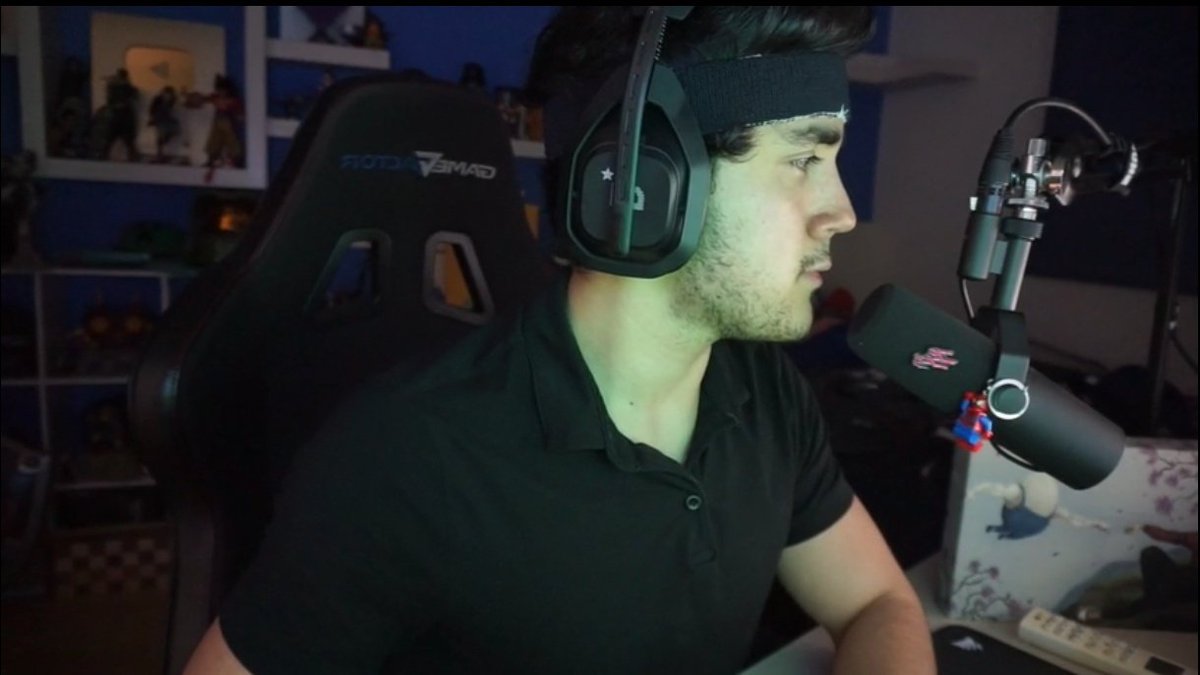devocionduer's tweet photo. Roier acorda depois do seu implante de barba e pergunta pro médico: 
- doutor, cadê o cellbit? 
e ele responde com água nos olhos:
-quem você acha que te doou a barba? https://t.co/iZOokuCoM4