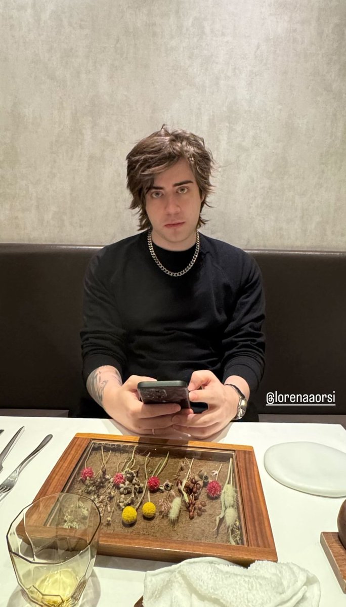 devocionduer's tweet photo. Roier acorda depois do seu implante de barba e pergunta pro médico: 
- doutor, cadê o cellbit? 
e ele responde com água nos olhos:
-quem você acha que te doou a barba? https://t.co/iZOokuCoM4