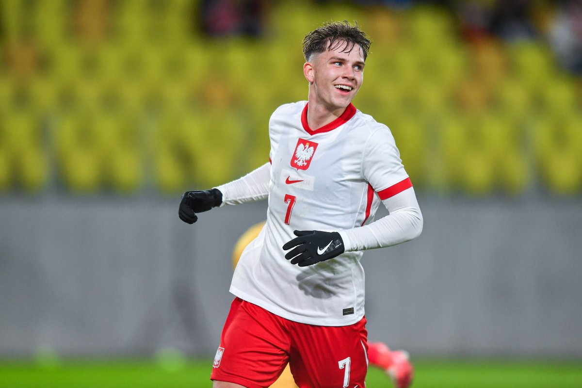 "Porto ma na bokach trzech bardzo dobrych zawodników".

"Nikt w Portugalii nie grał tak atrakcyjnej piłki od 10-12 lat".

"Kiwior jest znakomity piłkarsko, pod tym względem najlepszy w Porto".

Portugalski dziennikarz Goncalo Batista w rozmowie z <a href="/KubaRadomski/">Kuba Radomski</a>.

LINK 🔽