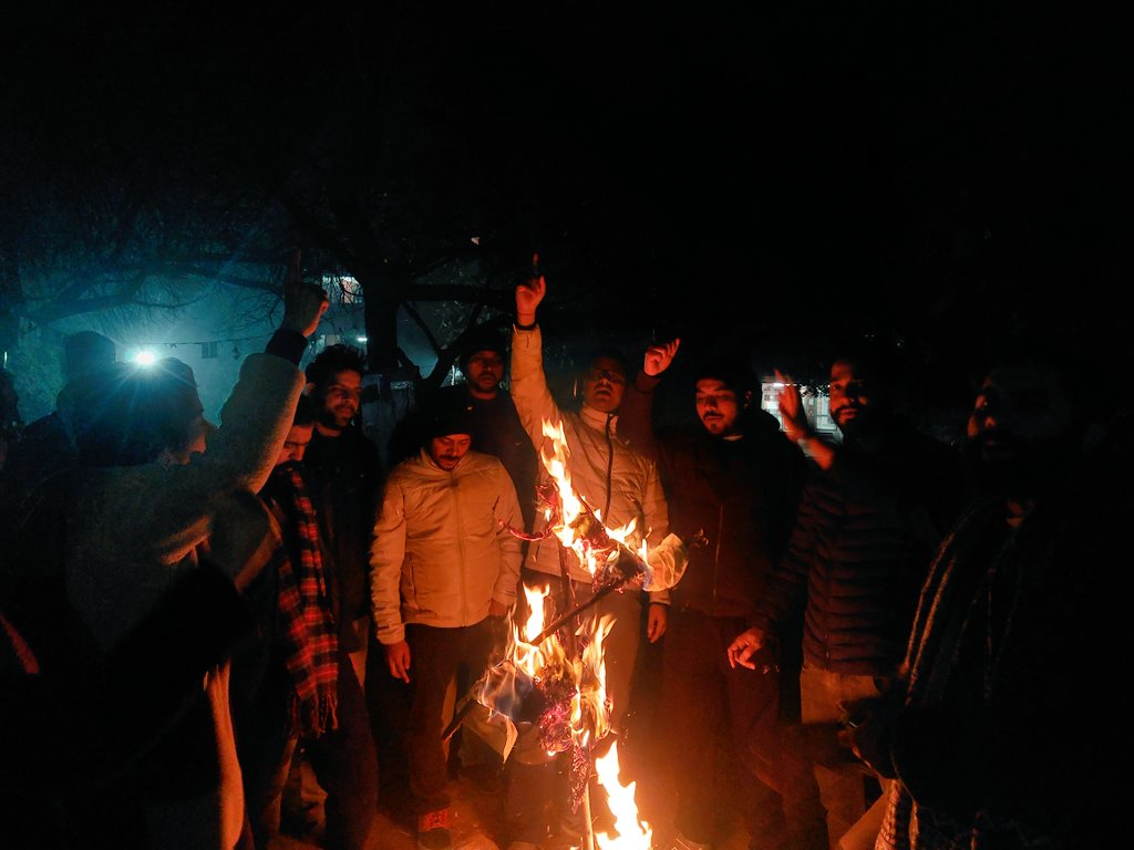 abvpjnu's tweet photo. आज अखिल भारतीय विद्यार्थी परिषद जेएनयू इकाई द्वारा साबरमती ढाबा पर देश विरोधी मानसिकता का पुतला दहन किया गया। 
सर्वोच्च न्यायालय द्वारा दिल्ली दंगाइयों की ज़मानत याचिकाएं खारिज होने के बाद वामपंथी गुटों ने परिसर में अराजकता फैलाई। 

#JNU #ABVP #leftexposed https://t.co/A8jTGwNCLa