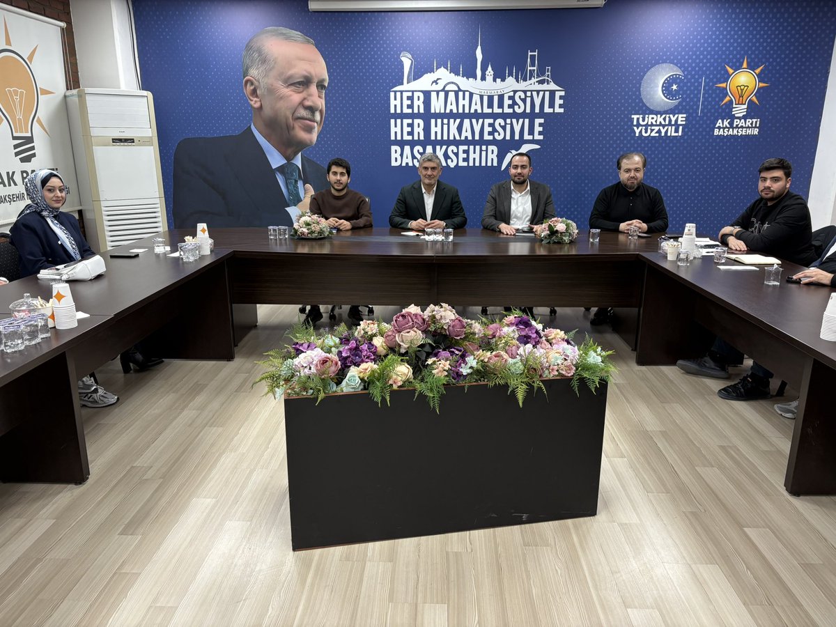 abalin's tweet photo. Başakşehir Gençlik Kolları Başkanımız Süleyman Aksoy Kardeşimizin başkanlığında gerçekleştirilen İlçe Gençlik Kollarımızın haftalık Yönetim Kurulu Toplantısına; İstanbul Gençlik Kolları Yönetim Kurulu Üyemiz Muhammed Doğan Gürcan’ın da katılımıyla iştirak ettik.

Gençliğimizin heyecanını, teşkilat bilincini ve sahadaki gayretini bir kez daha yerinde görme imkânı bulduk. İstişareyle güçlenen, sorumluluk alan ve davasına sahip çıkan bu gençlik; Başakşehir’imizin ve #TürkiyeYüzyılı’nın en güçlü teminatıdır.

Rabbim birlik ve beraberliğimizi daim eylesin. Gençlerimizle birlikte yürümeye, birlikte üretmeye ve birlikte geleceği inşa etmeye devam edeceğiz. @SuleymanAksoyy