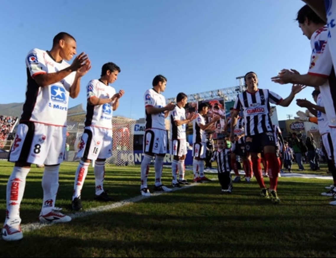 axelsolisrmz's tweet photo. En alguna ocasión a @Rayados como campeón de #LigaMX le hicieron el famoso #Pasillo
#Rayados el próximo sábado en su estadio debe de hacer el pasillo a @TolucaFC #BiCampeon del fútbol mexicano ?
Si o no ?
Te leo https://t.co/s5WMfWv6Bo