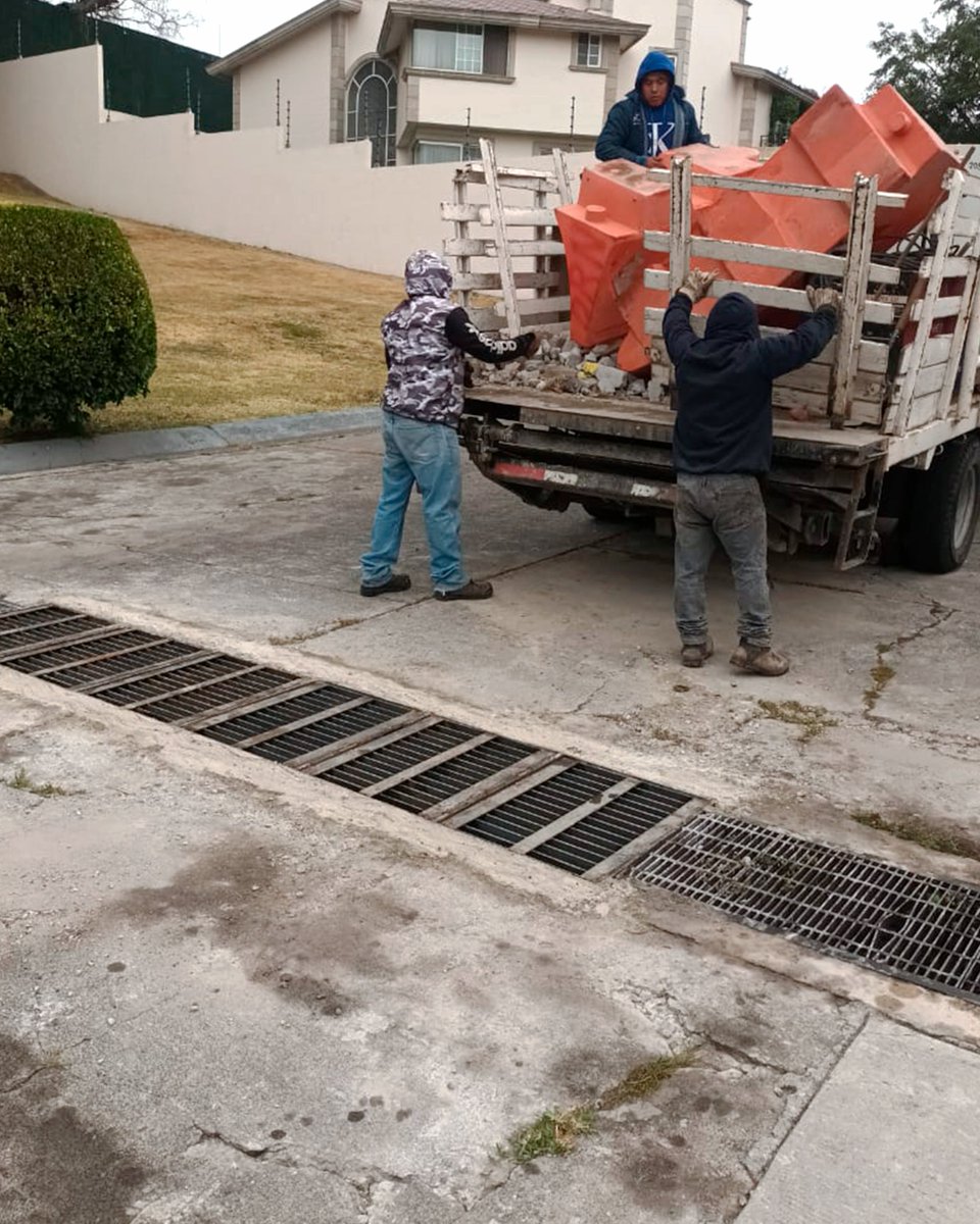 Gracias a tus reportes, trabajamos en el mantenimiento, limpieza, reparación y revisión de las rejillas en malas condiciones, con estas acciones mitigamos los riesgos  de accidentes vehiculares y peatonales .📍💧

#SAPASA
#Sigamoscreciendo