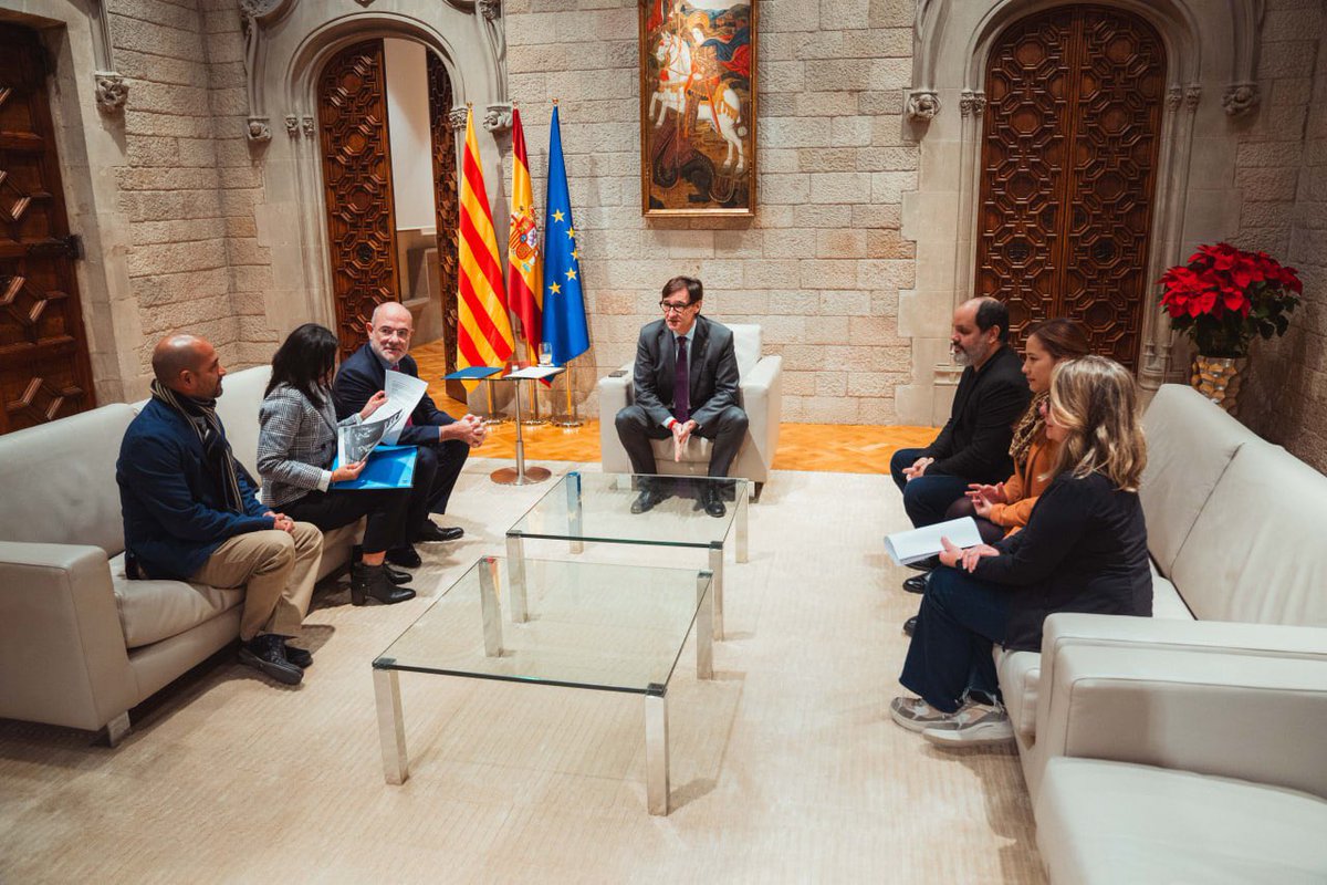 exteriorscat's tweet photo. Continuem treballant per atendre la situació que es viu a Veneçuela fent costat, també, a la comunitat veneçolana del nostre país.

Amb el president @salvadorilla, el conseller @jduch s’ha reunit amb alguns dels seus membres i els ha ofert el suport i l'acompanyament del @govern. https://t.co/mOpHwmzSgx