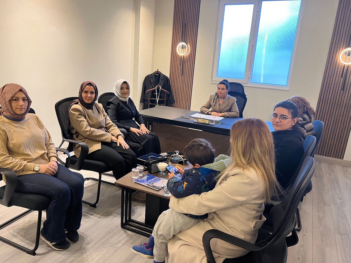 AK Parti Karaköprü İlçe Kadın Kolları Başkanlığımızda KADEM İl Temsilcisi Sn.Ayşe Çetinkaya ve yönetim ekibiyle KADEM Ailesini ağırladık.

Kadını merkeze alan, aileyi güçlendiren, çalışmalar üzerine güçlü bir vizyonla değerlendirmelerde bulunduk. Ortak akıl ve kararlılıkla,