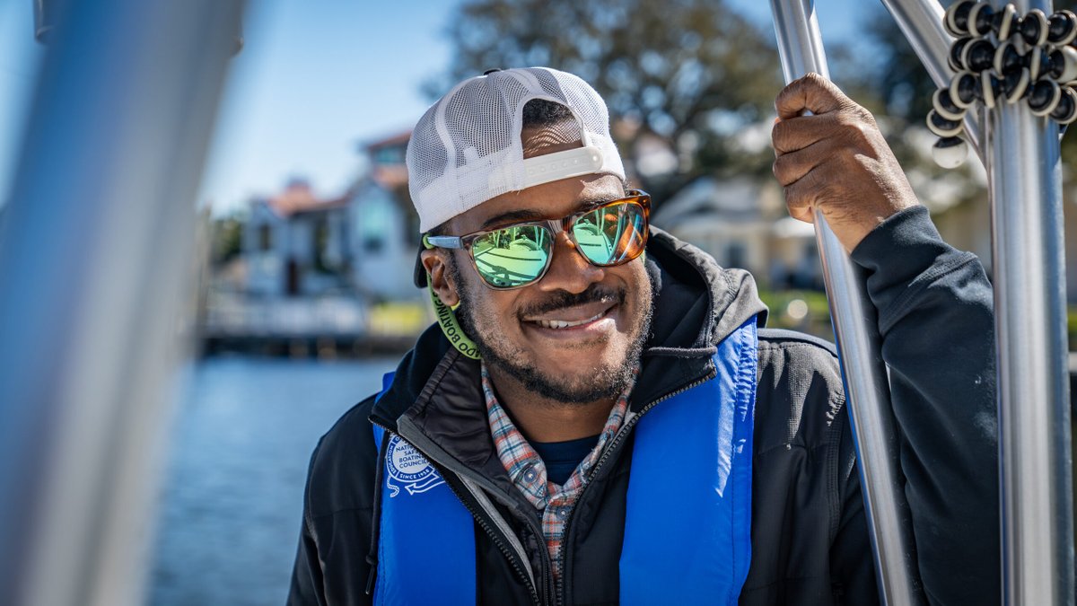 BoatingCampaign's tweet photo. Dress properly for the weather, always wear layers, and bring an extra set of clothes in case you get wet. Remember, dress for the water temperature, not the air temperature. #safeboating #boatingtips #adventureready https://t.co/lCdv7yYjq7