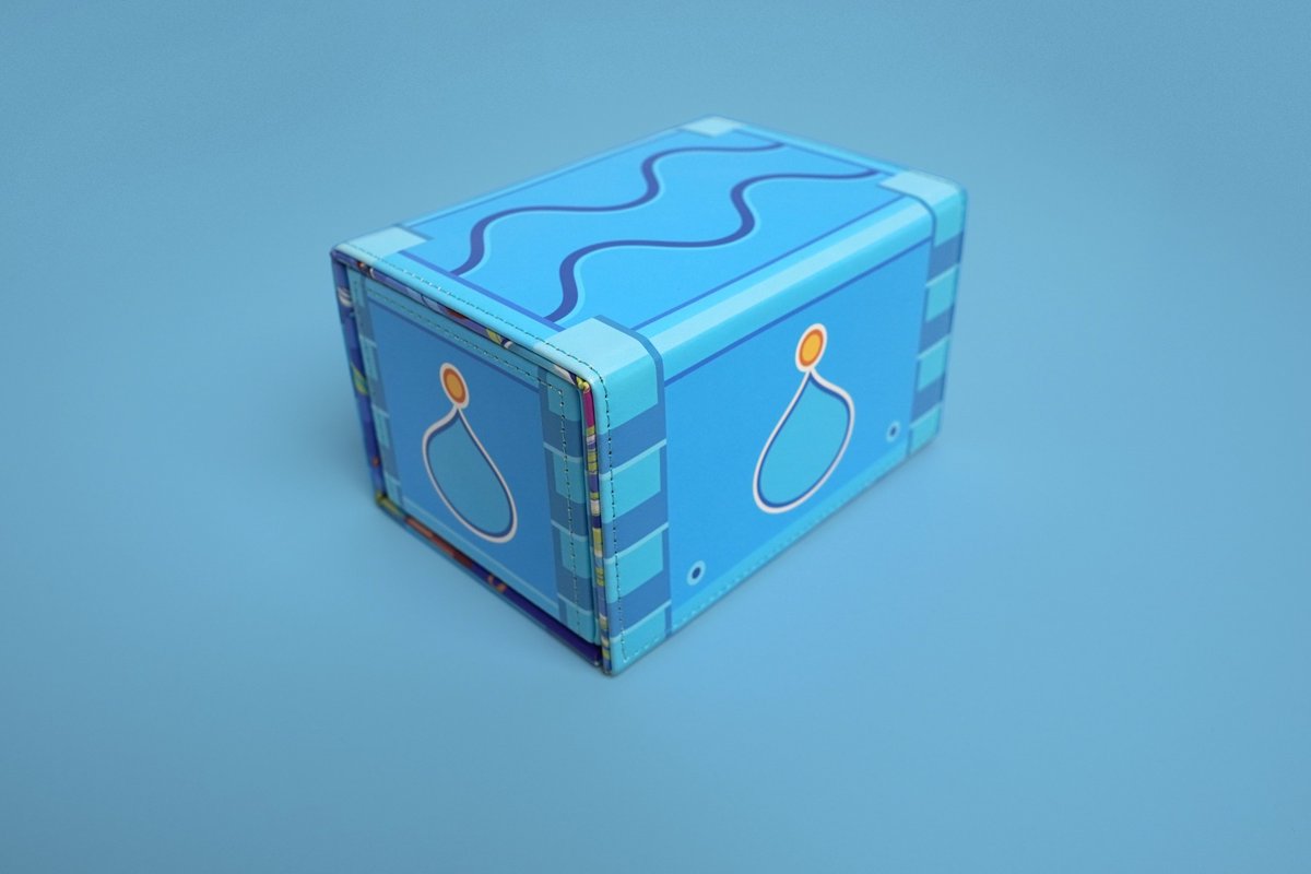 _VoidMonster's tweet image. Here's a closer look at what's coming this Friday!

Deck box details:
💫100% PU/faux leather interior and exterior
💫Fits 120 Single Sleeved or 100 Double Sleeved Cards
💫Features a removable dice tray

Playmat details:
💫13.5 in. x 23.5 in. Dimensions 
💫Premium Stitched Edges