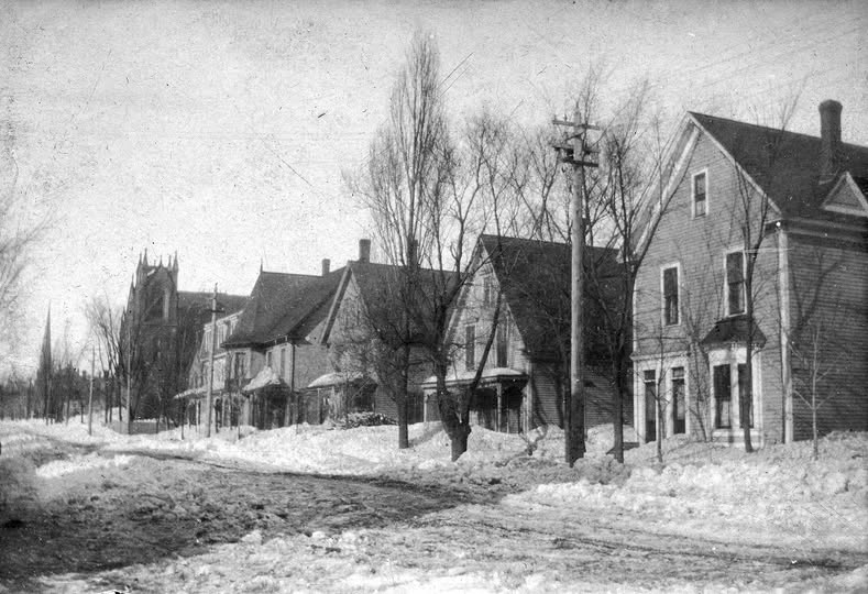 CRÉDIT : Place Resurgo Place
Retour en arrière sur une journée enneigée à la rue Botsford! En direction nord vers la rue Queen, les cours de ces maisons sont enveloppées de la magie hivernale.
📷  (date inconnue)
#Monctonàtraverslesannées