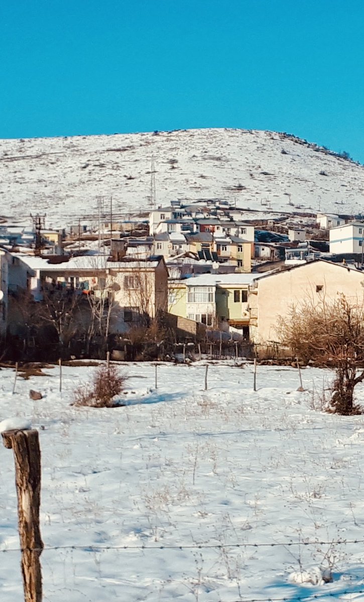 Ah, “insan” olarak tecelli edişimizin dayanılmazlığı…
Asıl muzdaripliğimiz.

İnsan, bu dünyada hiçbir zaman tam olarak yerleşemeyen tek varlık gibi;
bu yüzden insan olmak, belki de en zor varoluş biçimi.