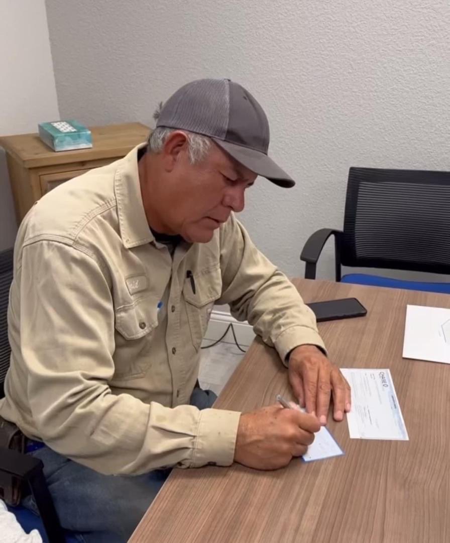 Congratulations to Andrew! 🏡📝 He just signed a check and secured his new home days after withdrawing his profits from our platform 🏡🎊🎉 Cheers to the smart investment decision! 🥂In only two months of trading he was able to turn his profits into his dream home, and other