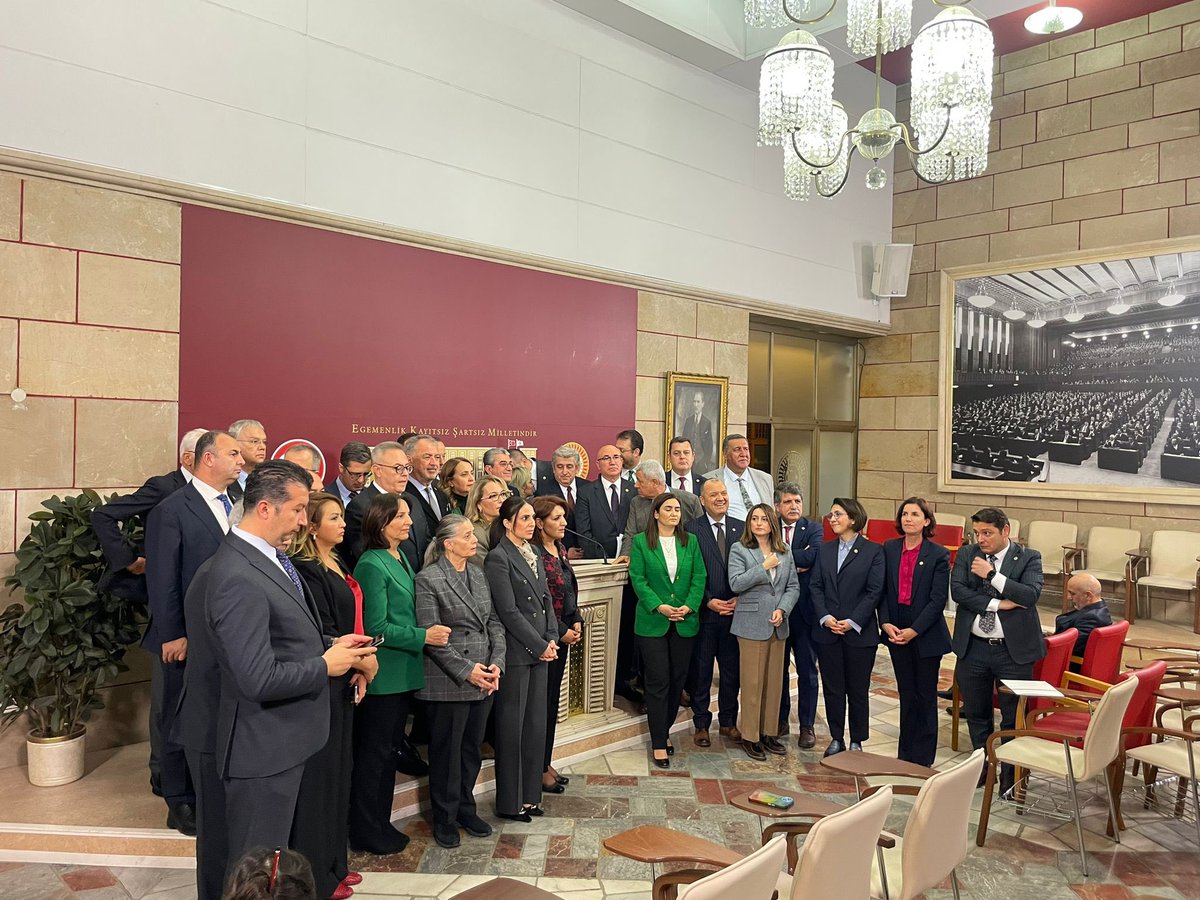 OzgurKarabatCHP's tweet photo. 📍 TBMM’DE NÖBETTEYİZ!

Açlık sınırı 30 bin TL’ye dayanmışken, emekli yurttaşlarımızı açlığa mahkum eden bu düzene teslim olmayacağız.

#Asgariücret 39 bin TL olana, #emekli aylıkları insan onuruna yakışır düzeye çıkarılana kadar Meclis’teyiz, nöbetteyiz. #TBMM https://t.co/aFaJvlsqMb