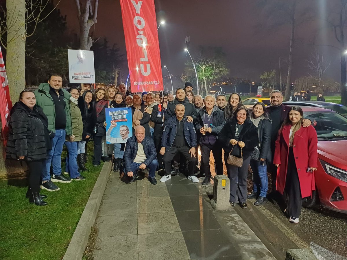 CHP Beyoğlu İlçe Örgütü olarak bu akşam Beykoz’daydık. Bir yılı aşkın süredir halkın iradesine vurulmak istenen prangaya karşı bir adım geri atmadık, bir an bile boyun eğmedik.

Genel Başkanımız Özgür Özel’in çağrısıyla; Cumhurbaşkanı Adayımız Ekrem İmamoğlu, Beyoğlu Belediye