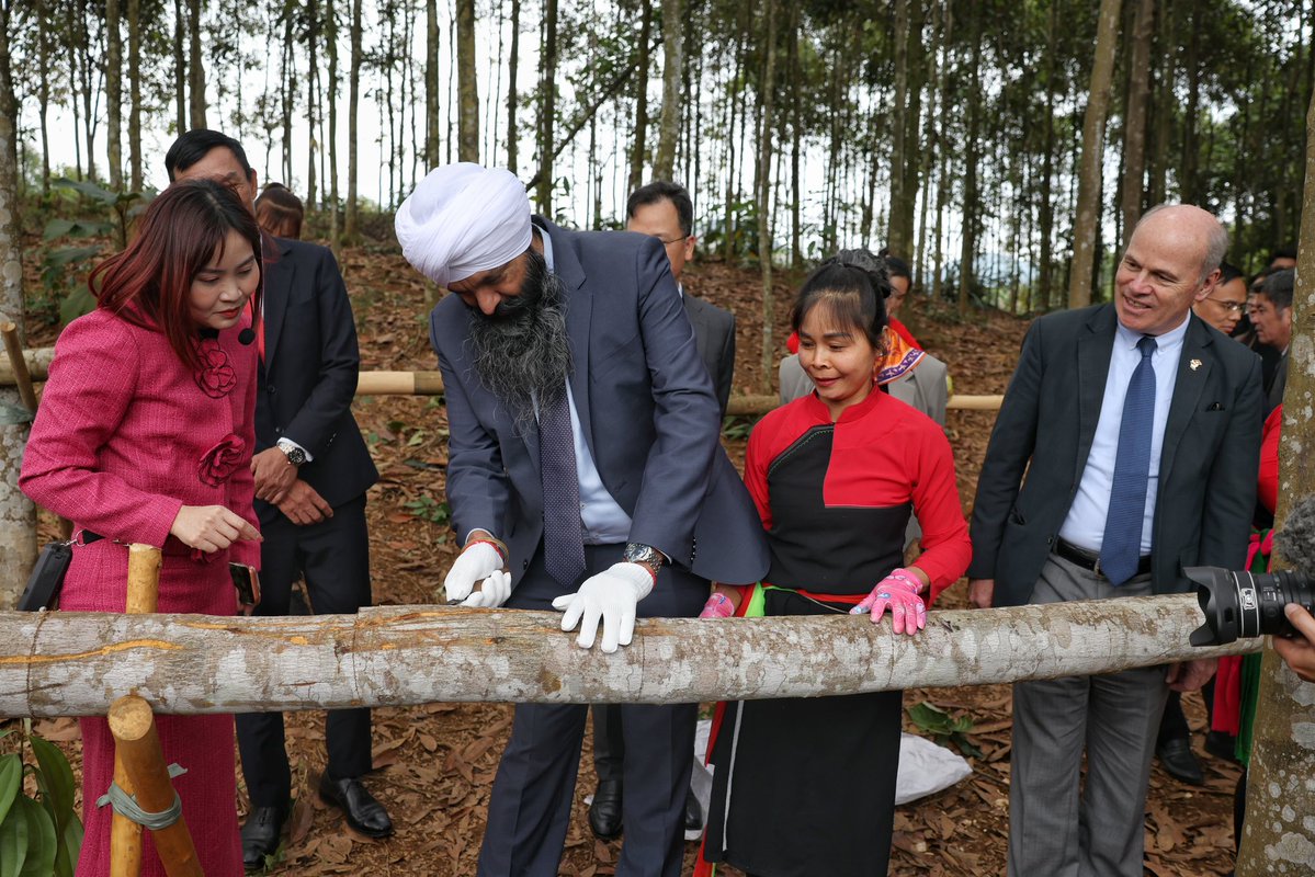 randeepssarai's tweet image. With Canadian support, women entrepreneurs in Northern Vietnam are improving livelihoods by producing &amp;amp; exporting cinnamon, star anise, &amp;amp; spices. I visited Vinasamex &amp;amp; saw how social impact businesses are powering local economies while delivering high quality products to Canada.