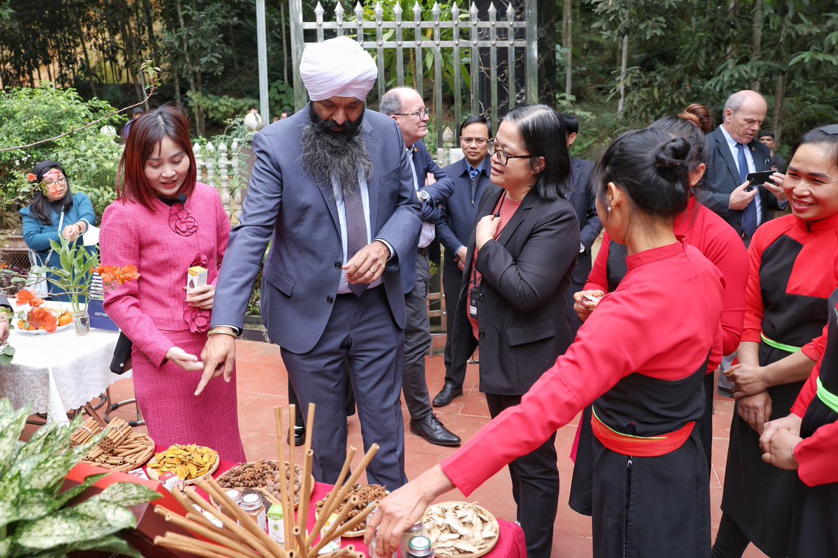 randeepssarai's tweet image. With Canadian support, women entrepreneurs in Northern Vietnam are improving livelihoods by producing &amp;amp; exporting cinnamon, star anise, &amp;amp; spices. I visited Vinasamex &amp;amp; saw how social impact businesses are powering local economies while delivering high quality products to Canada.