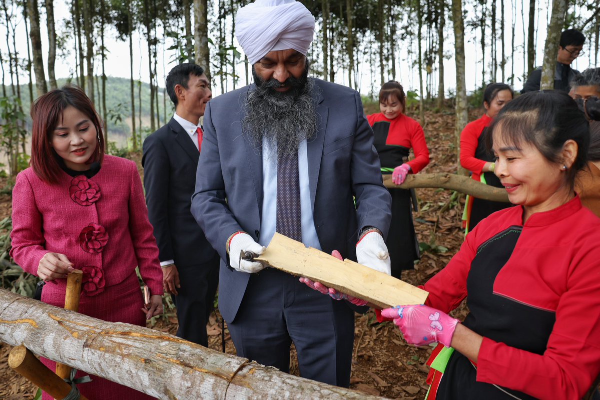 randeepssarai's tweet image. With Canadian support, women entrepreneurs in Northern Vietnam are improving livelihoods by producing &amp;amp; exporting cinnamon, star anise, &amp;amp; spices. I visited Vinasamex &amp;amp; saw how social impact businesses are powering local economies while delivering high quality products to Canada.