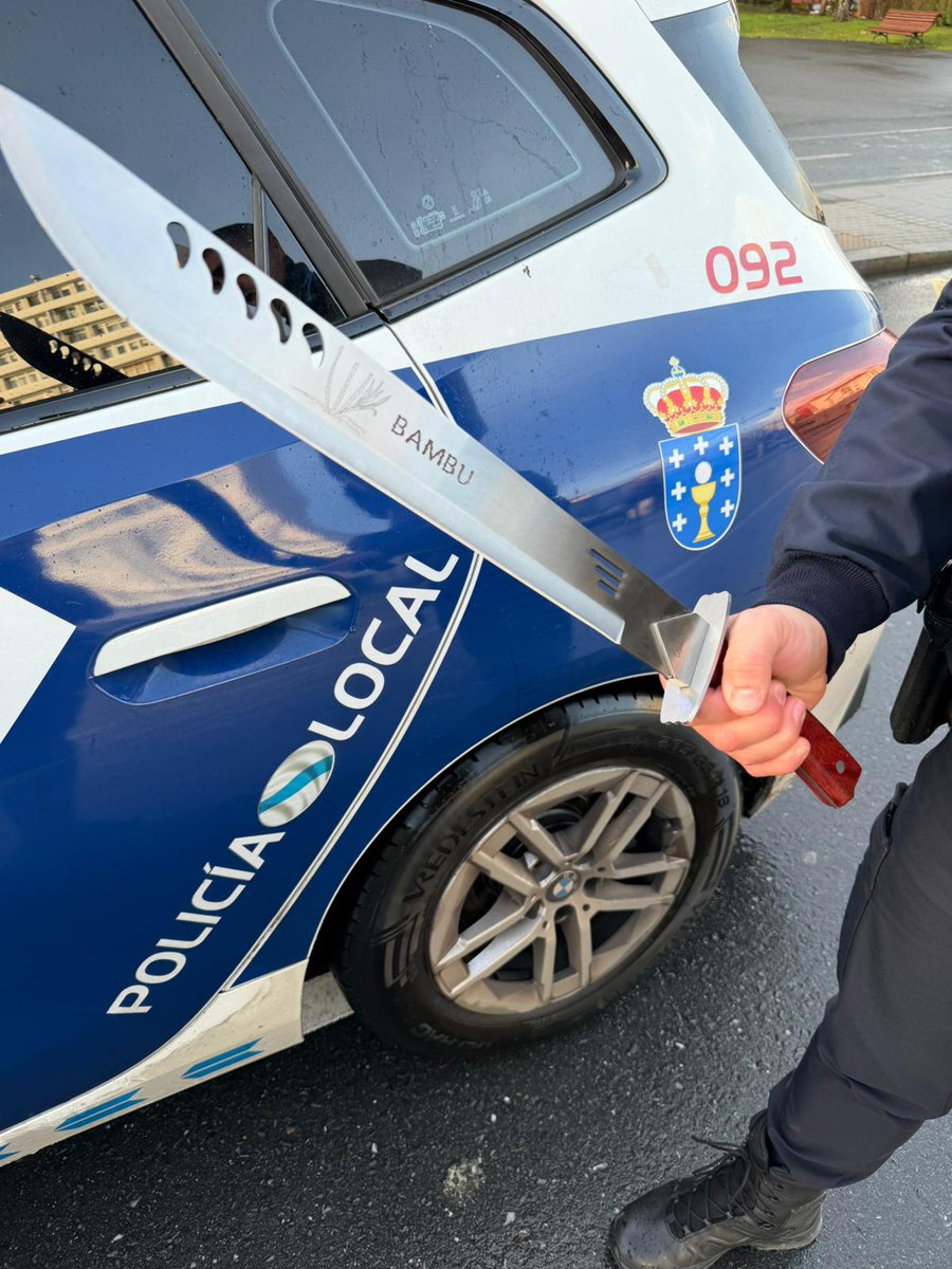 Turno de mañana ⬇️
🚔 Intervención con tres personas por el hurto de un teléfono móvil .
🚨 Encontrando un arma escondida en la ropa de uno de ellos