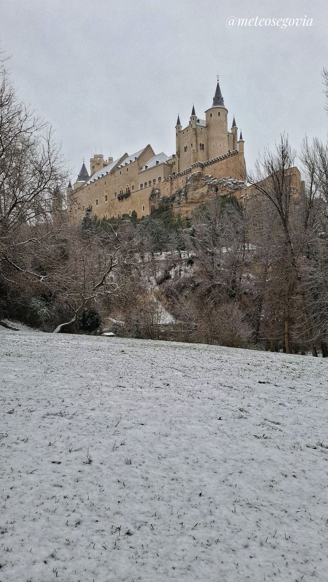 El Real Alcázar de #Segovia navegando por los campos de Castilla,  teñido de blanco de la nevada del miércoles desde la pradera de San Marcos. #nieve.
