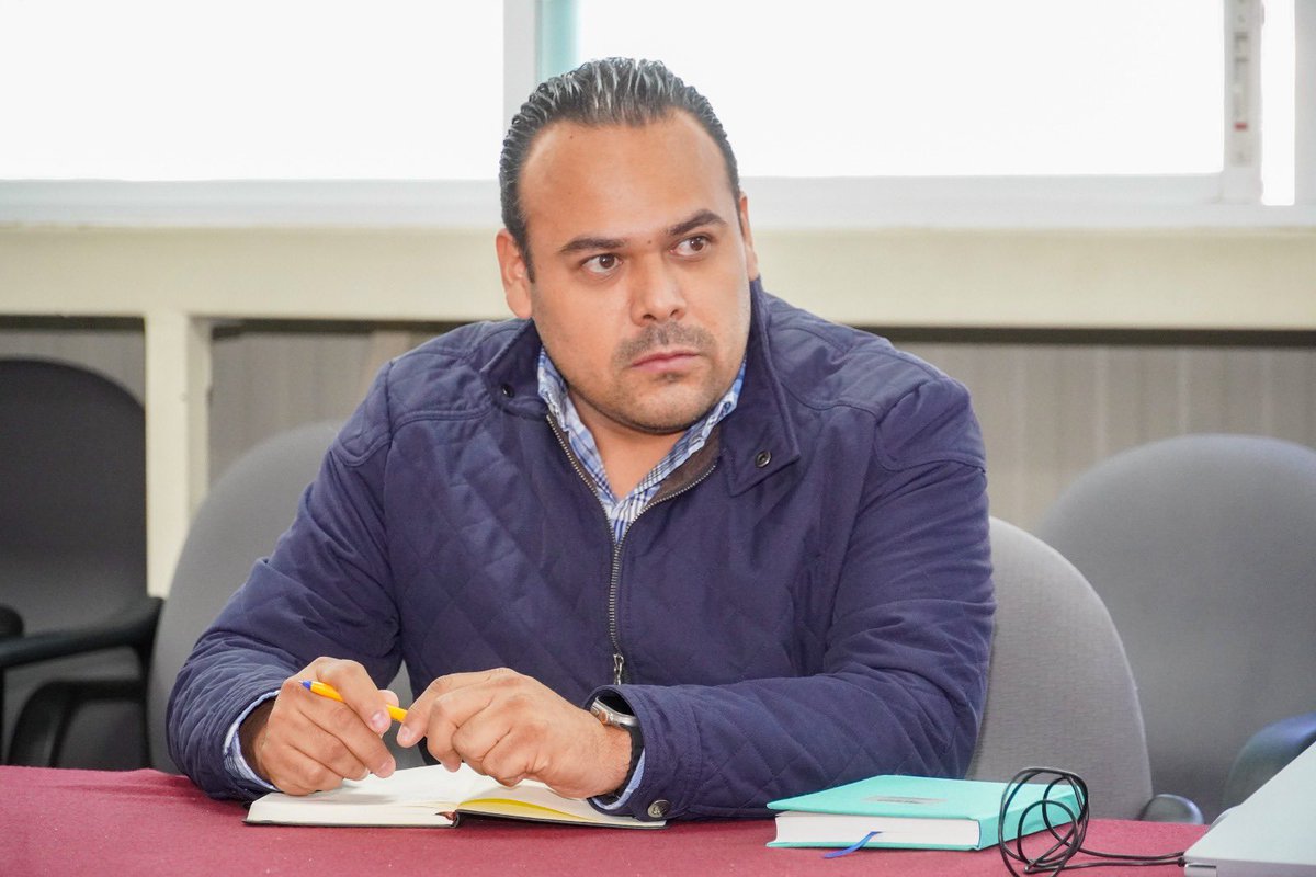 DesEconomicoOax's tweet image. En la reunión participó también el director del @SNEOaxaca, Genaro Esaú Hernández Jiménez, fortaleciendo la coordinación para impulsar proyectos que promuevan desarrollo económico y empleo formal.