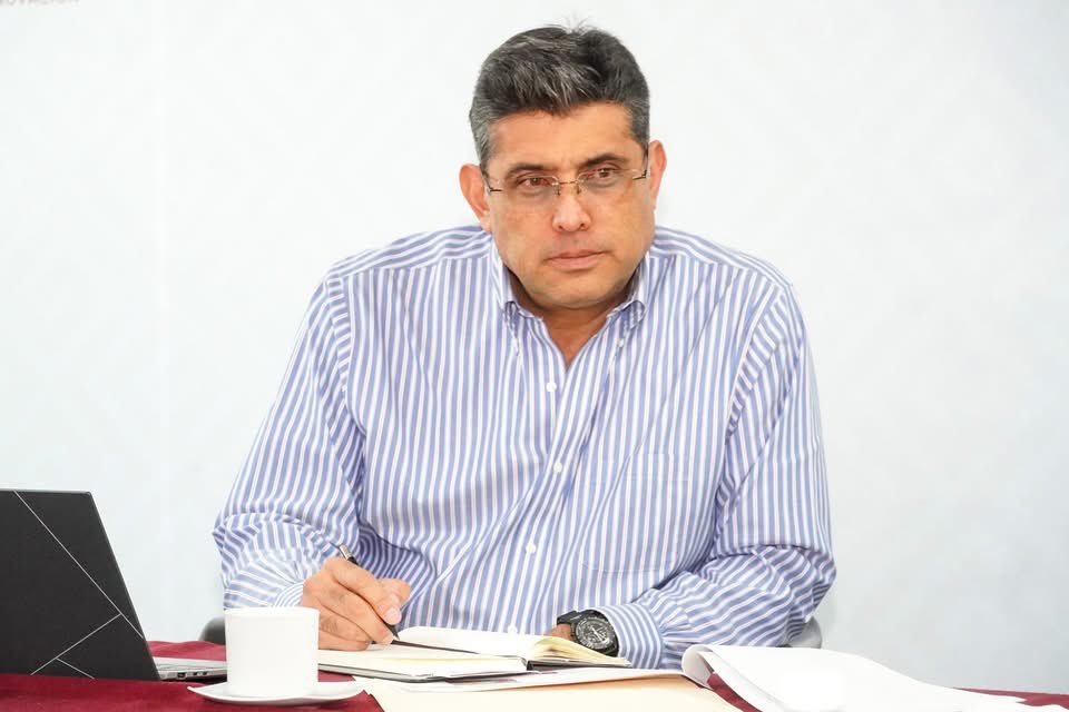 DesEconomicoOax's tweet image. En la reunión participó también el director del @SNEOaxaca, Genaro Esaú Hernández Jiménez, fortaleciendo la coordinación para impulsar proyectos que promuevan desarrollo económico y empleo formal.