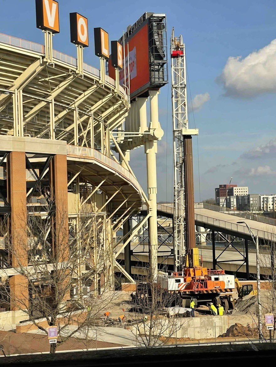 kerrywilliams_'s tweet image. An oil rig has been placed right outside Neyland Stadium. Tennessee is about to have endless portal money.