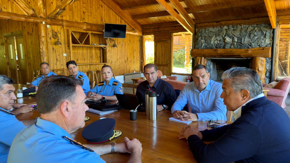 Rolo_Figueroa's tweet photo. SEGURIDAD DESDE EL TERRITORIO 

Nos reunimos con el ministro de Seguridad @MatiasNicolini y la cúpula de @PoliciaNQN para ordenar prioridades y planificar el trabajo de este inicio de año. Gobernar es conducir, coordinar y tomar decisiones políticas con responsabilidad.

Dimos un nuevo paso para fortalecer la seguridad provincial con una reestructuración regionalizada de la conducción policial, pensada para estar más cerca de cada comunidad y responder mejor a cada realidad.