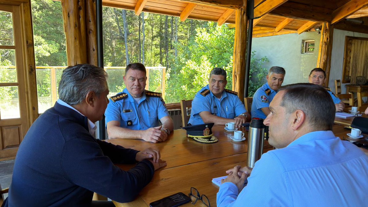 Rolo_Figueroa's tweet photo. SEGURIDAD DESDE EL TERRITORIO 

Nos reunimos con el ministro de Seguridad @MatiasNicolini y la cúpula de @PoliciaNQN para ordenar prioridades y planificar el trabajo de este inicio de año. Gobernar es conducir, coordinar y tomar decisiones políticas con responsabilidad.

Dimos un nuevo paso para fortalecer la seguridad provincial con una reestructuración regionalizada de la conducción policial, pensada para estar más cerca de cada comunidad y responder mejor a cada realidad.