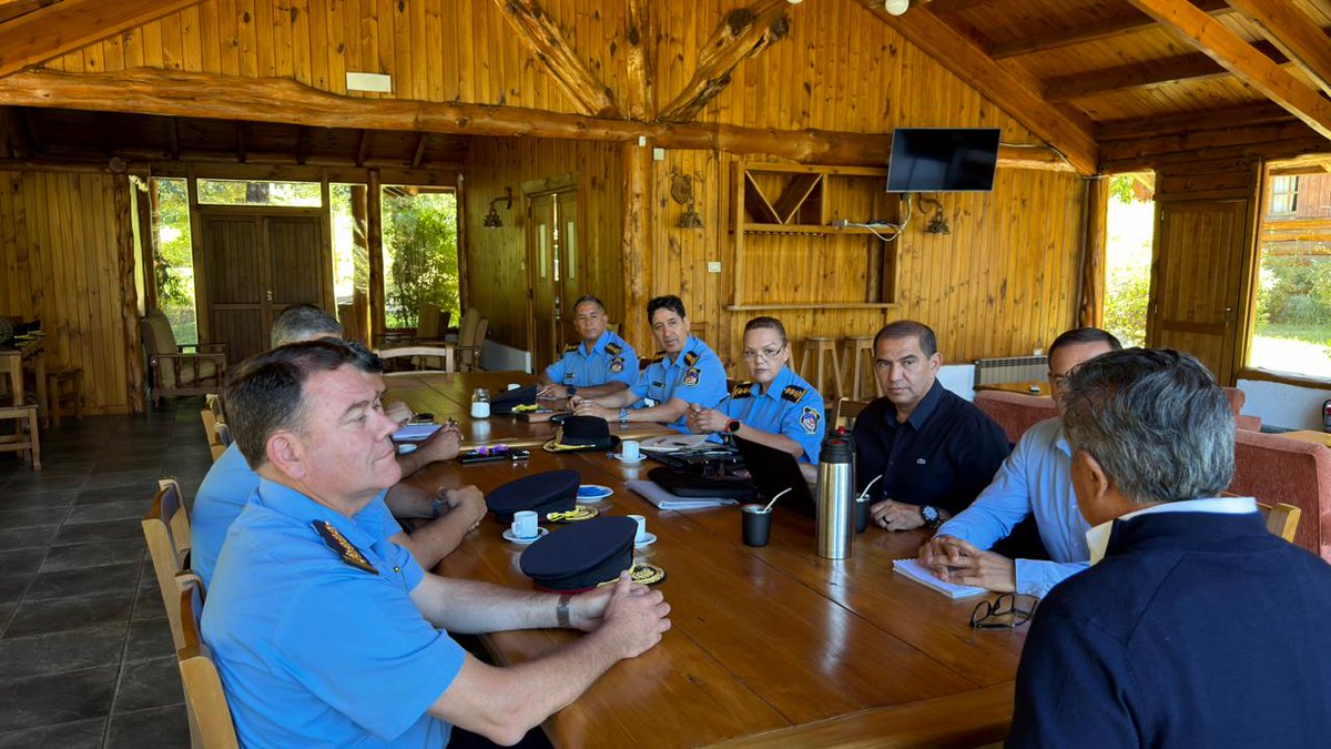 SEGURIDAD DESDE EL TERRITORIO 

Nos reunimos con el ministro de Seguridad <a href="/MatiasNicolini/">Matias Nicolini</a> y la cúpula de <a href="/PoliciaNQN/">Policía del Neuquén</a> para ordenar prioridades y planificar el trabajo de este inicio de año. Gobernar es conducir, coordinar y tomar decisiones políticas con responsabilidad.

Dimos un