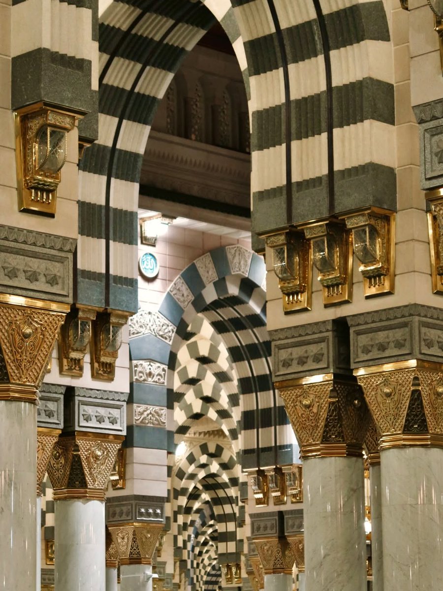 📷 L'architecture de la mosquée Prophétique d'Al #Madinah 🕌 est un chef-d'œuvre d'ingénierie et d'art Islamique. Elle combine harmonieusement des éléments traditionnels avec des technologies modernes.

Tous les détails sur ces photos sont impressionnants..