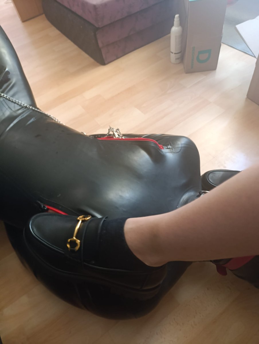 Latex69Slave's tweet image. Rubber doormat, another role I am prepared to live in. 

It will be my pleasure to serve to your boots my Lady @badbratkate 

#rubber #latex #dominance #submisivity #devotion #rubberproperty