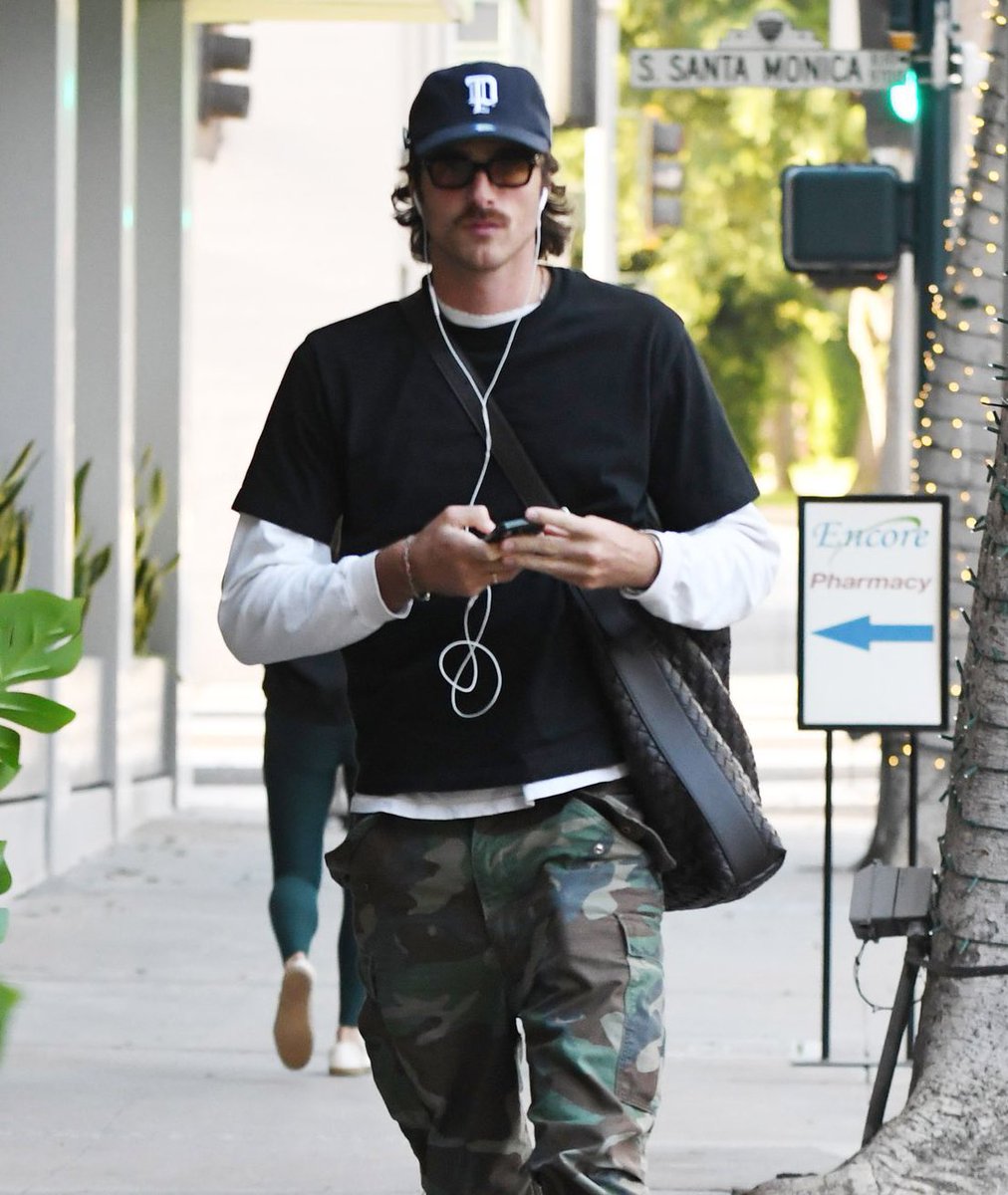 elordisdior's tweet image. jacob’s street style is sooo serious to me like omggg