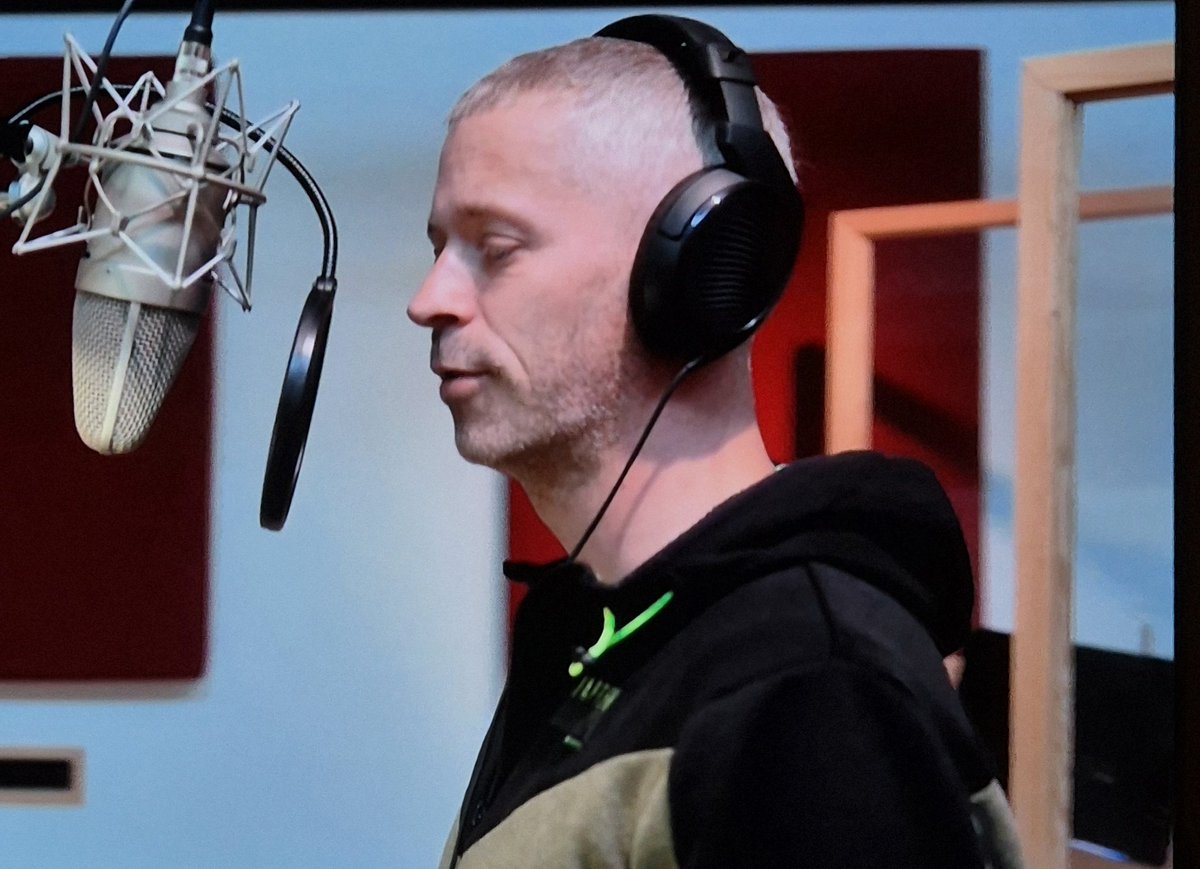 Geen stuiver te makken wn dan een hoop geld uitgeven aan een studio.. had kleding gekocht voor je kind gvd😠 #steenrijkstraatarm