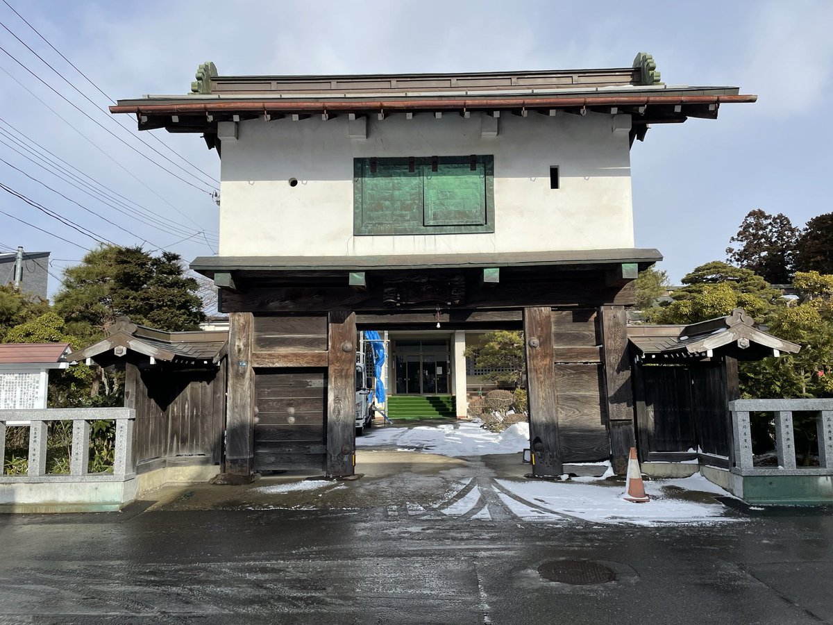 kawazo28's tweet photo. 🏯 南部氏の南の守り！北上川に臨む要衝、花巻城を訪れました
岩手県花巻市にある花巻城は、戦国時代から江戸時代にかけて、盛岡藩（南部氏）の南の境界を守る極めて重要な拠点でした。もともとは稗貫（ひえぬき）氏の居城でしたが、豊臣秀吉の奥州仕置を経て、名将・**南部利直（なんぶ としなお）**らによって本格的に整備されました。
このお城の面白さは、なんといってもその立地！北上川と瀬川という二つの川が合流する断崖絶壁の上に築かれた**「天然の要塞」**なんです。江戸時代、幕府が「一国一城令」を出した後も、盛岡藩の「特例」として存続を許された数少ないお城の一つでもあります。
現在は、復元された美しい**西御門（にしごもん）**が当時の威厳を漂わせています。
城内を歩くと、川を見下ろす地形の険しさに驚きます。南部氏がこの地をどれほど大切に守り抜こうとしたのか、その執念と歴史の重みが伝わってくる、風情あふれる城跡でした！
#花巻城 #南部氏 #歴史 #岩手観光 #お城巡り #戦国時代 #奥州
次にご興味のあるお城はありますか？同じ岩手県内の「盛岡城（不来方城）」との関わりなども併せてお話しできますよ！