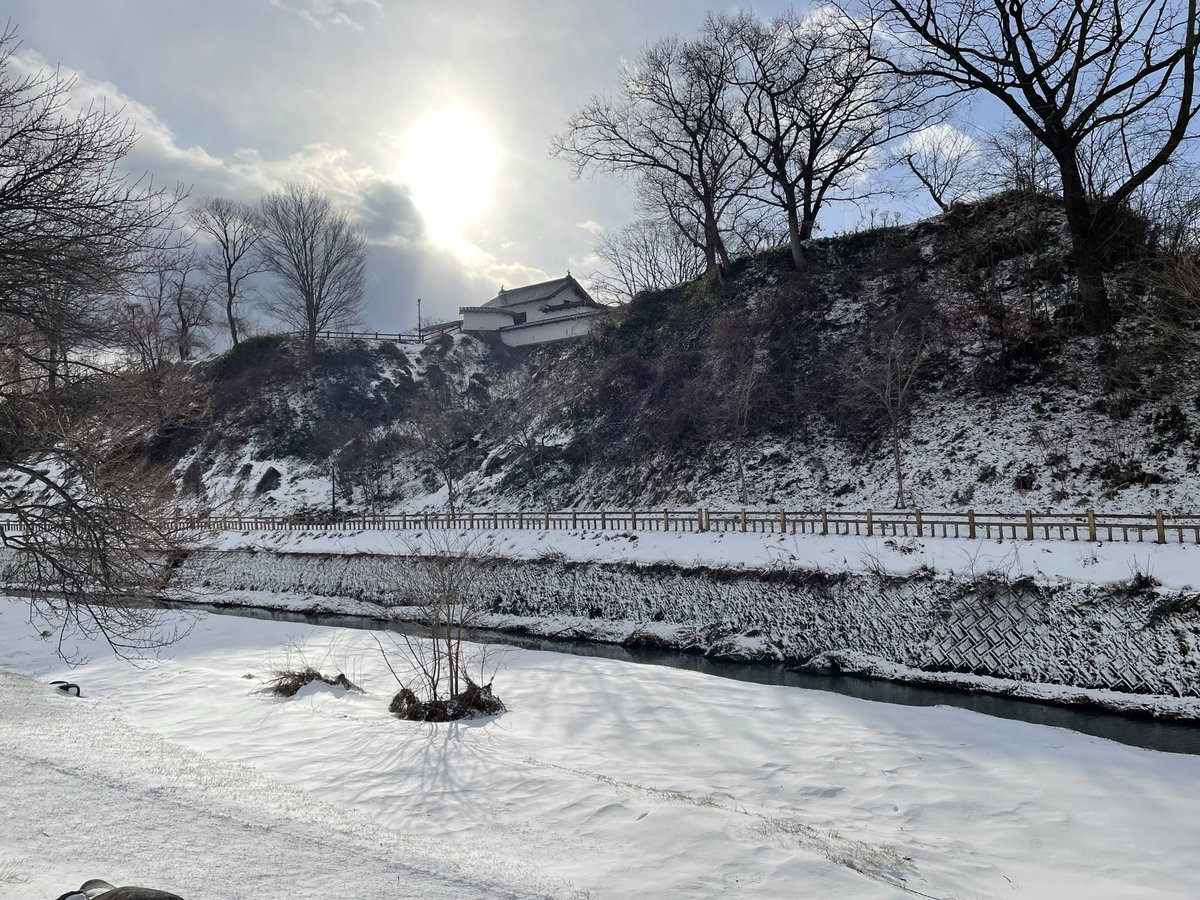 kawazo28's tweet photo. 🏯 南部氏の南の守り！北上川に臨む要衝、花巻城を訪れました
岩手県花巻市にある花巻城は、戦国時代から江戸時代にかけて、盛岡藩（南部氏）の南の境界を守る極めて重要な拠点でした。もともとは稗貫（ひえぬき）氏の居城でしたが、豊臣秀吉の奥州仕置を経て、名将・**南部利直（なんぶ としなお）**らによって本格的に整備されました。
このお城の面白さは、なんといってもその立地！北上川と瀬川という二つの川が合流する断崖絶壁の上に築かれた**「天然の要塞」**なんです。江戸時代、幕府が「一国一城令」を出した後も、盛岡藩の「特例」として存続を許された数少ないお城の一つでもあります。
現在は、復元された美しい**西御門（にしごもん）**が当時の威厳を漂わせています。
城内を歩くと、川を見下ろす地形の険しさに驚きます。南部氏がこの地をどれほど大切に守り抜こうとしたのか、その執念と歴史の重みが伝わってくる、風情あふれる城跡でした！
#花巻城 #南部氏 #歴史 #岩手観光 #お城巡り #戦国時代 #奥州
次にご興味のあるお城はありますか？同じ岩手県内の「盛岡城（不来方城）」との関わりなども併せてお話しできますよ！