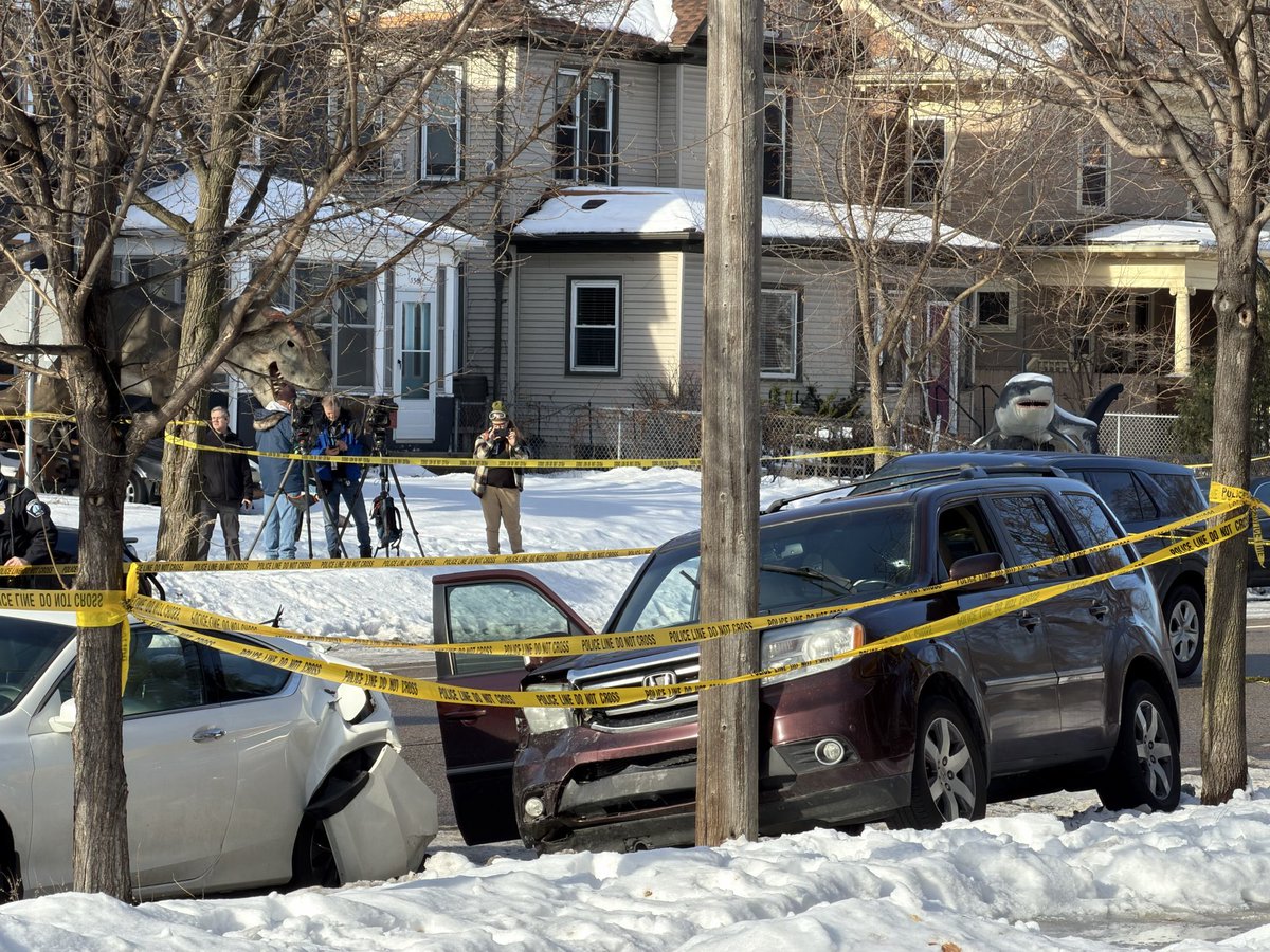 cecegkh's tweet image. Suspect ignored ICE orders to exit vehicle, instead tried to run over a federal agent.

That's assault with a deadly weapon, potentially attempted murder.

Comply with officers. 
Live another day. 
FAFO.