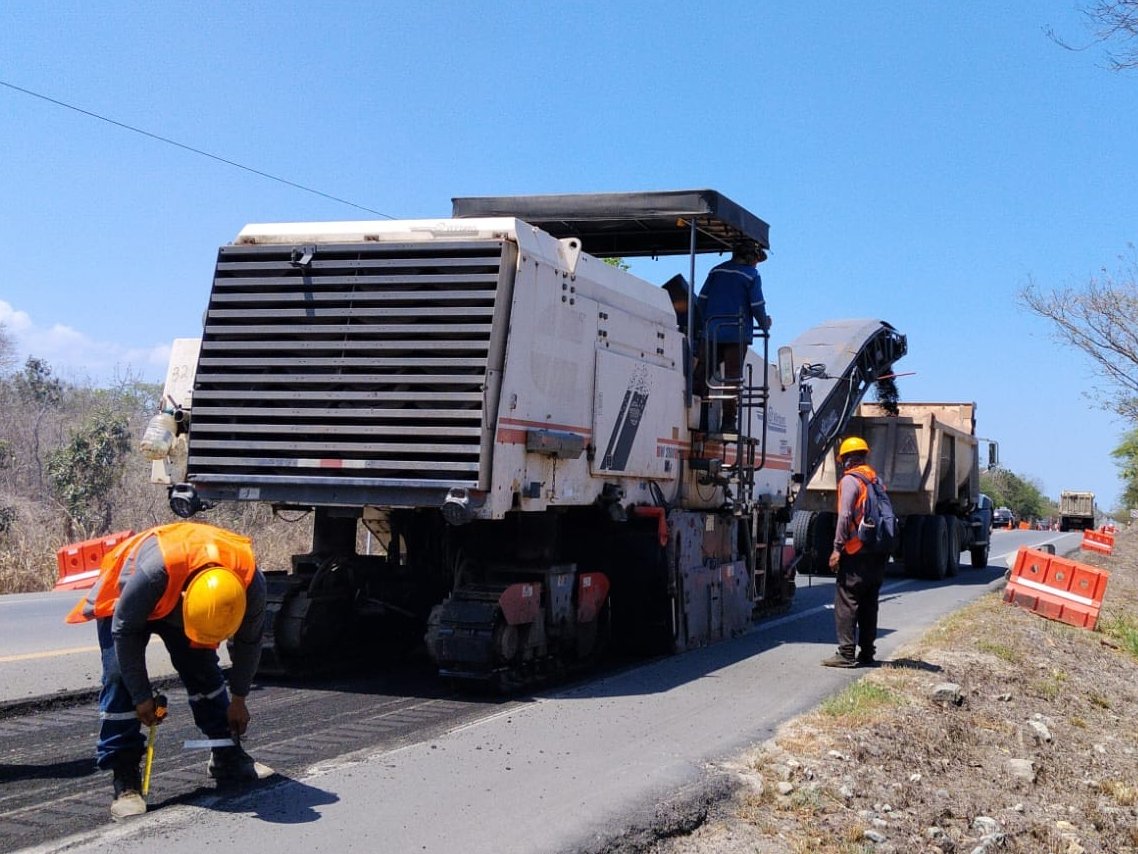 🚧 Continuamos con los trabajos de mantenimiento, esta vez, en el tramo de la Reserva Ecológica Arenillas, Km. 81+500 - Km. 88+500.

🚦 Conduzca con precaución.

#consurr7h #concesión #mantenimientovial