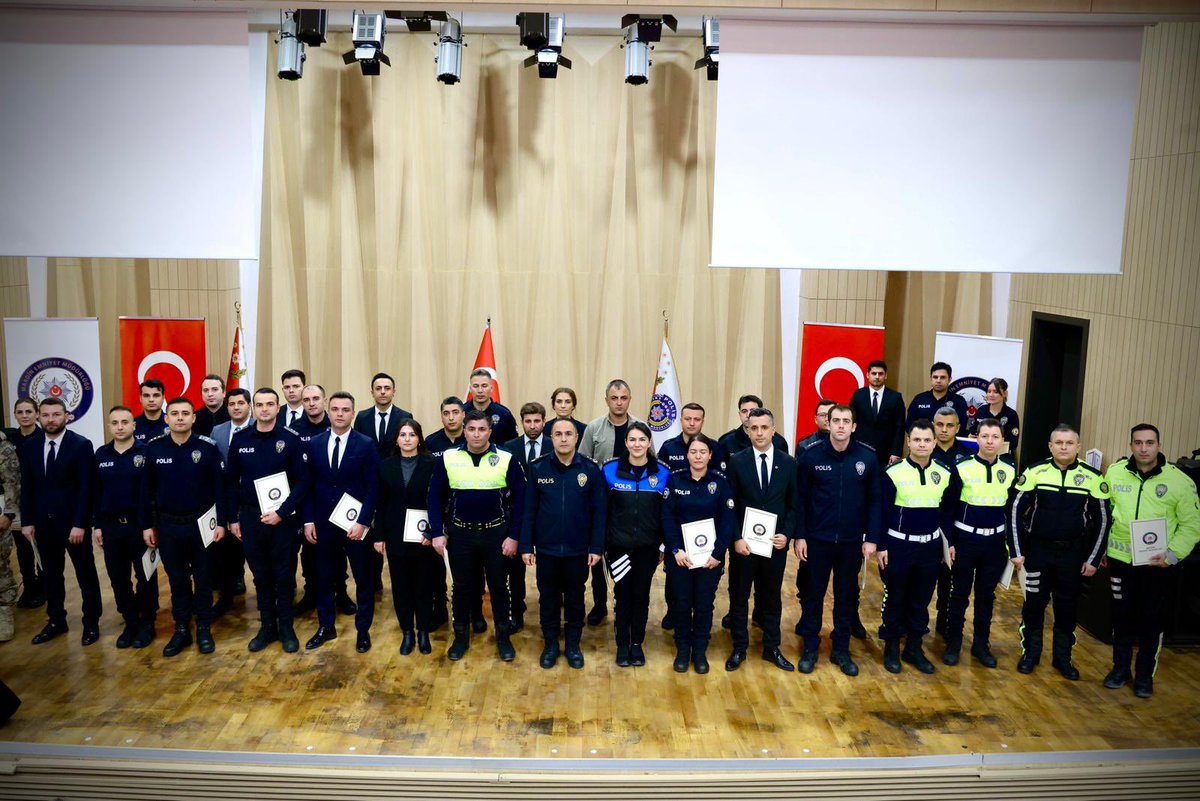MardinEmniyeti's tweet photo. İl Emniyet Müdürümüz Sayın Recep TECİMER, il merkezinde görev yapan ve Müdürlüğümüzce yürütülen çalışma ve faaliyetlerde üstün gayret ve fedakârlık sergileyen personelimizi; Valimiz Sayın Tuncay AKKOYUN’un takdir ve tensipleriyle Başarı Belgesi ile ödüllendirdi. Çeşitli rütbelerdeki personelimize belgelerini İl Emniyet Müdür Yardımcılarımız ile birlikte takdim eden Sayın Müdürümüz, gösterdikleri özverili çalışmaları dolayısıyla personelimizi tebrik ederek başarılarının artarak devam etmesi temennisinde bulundu.

@tcmrrcp
@personel_egm
@EmniyetGM
@Mardin_Valiligi
