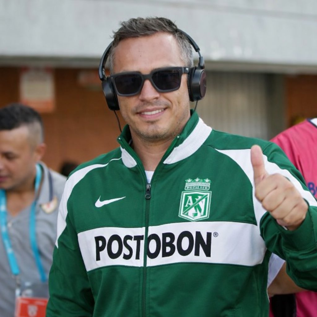 ProfeOchoaUribe's tweet image. NO los queremos en BOGOTÁ 

NO son bienvenidos a nuestra ciudad 

MALAS personas, LAMECULOS de la OAL y POCO profesionales. 

Hincha de Millonarios: Estos nefastos personajes siempre van a buscar hacerle daño al club, nunca lo olviden. 

NO los consuman y muéstrenles su ODIO.