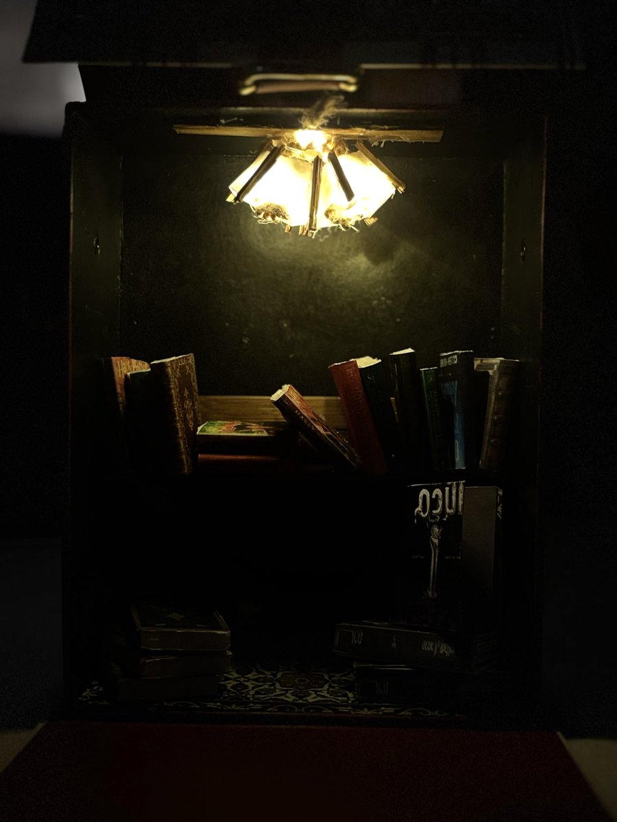 RjaaMY96's tweet image. عملت مجسم مكتبة صغيرة 📚