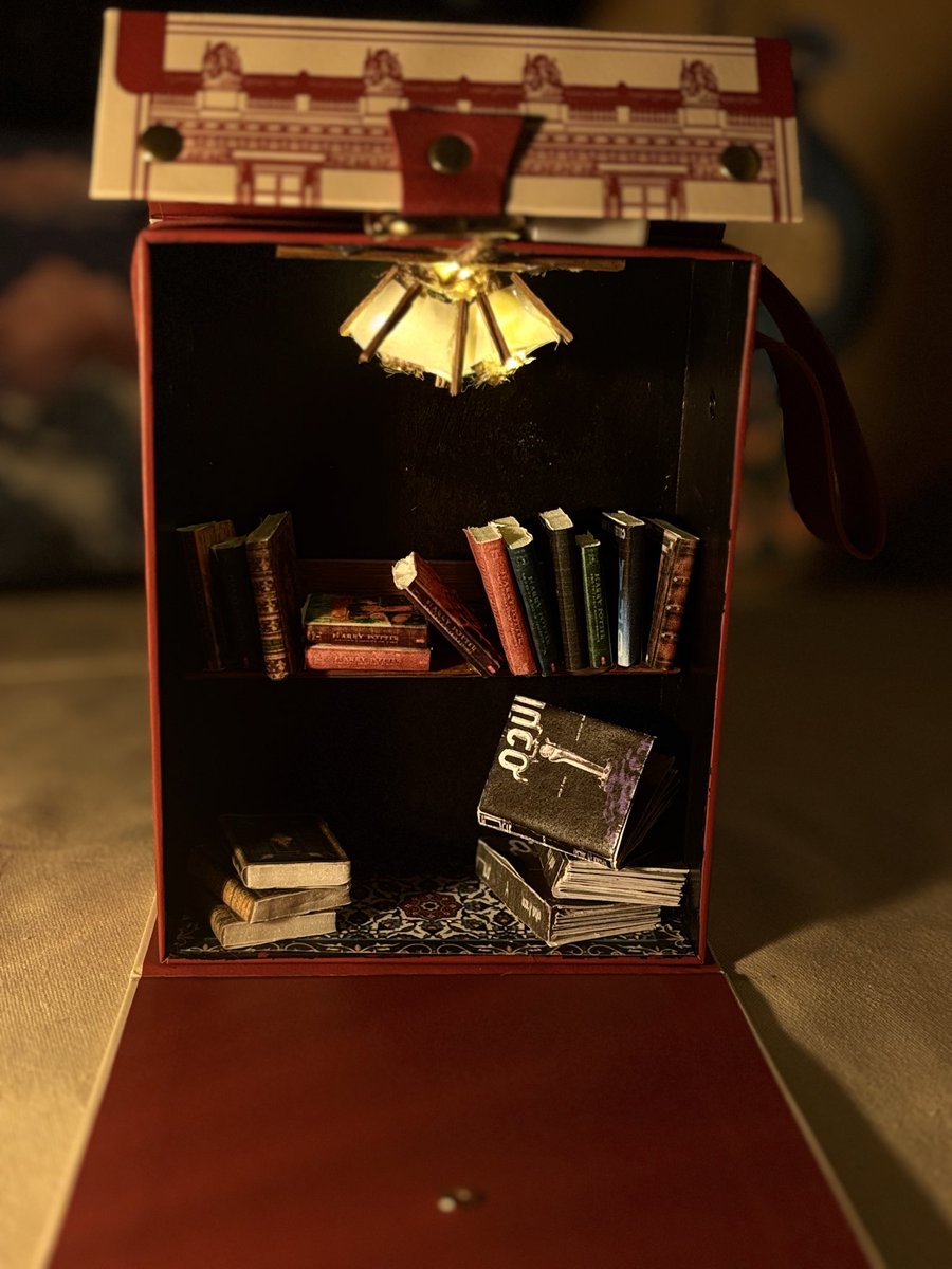 RjaaMY96's tweet image. عملت مجسم مكتبة صغيرة 📚