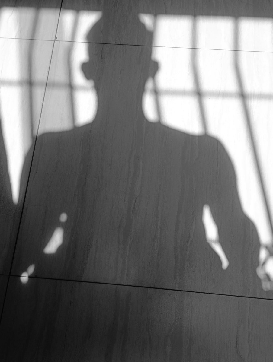 fregutierrez's tweet photo. Entre sombras y reflejos. Todos los rostros y cuerpos son diferentes Pero las sombras todas son del mismo tono. Nuestra esencia radica en nuestro interior. #shadow #sombras #blancoynegro #mood #modeling #men #guys #man #hombre #people https://t.co/ufm6XSGB1N