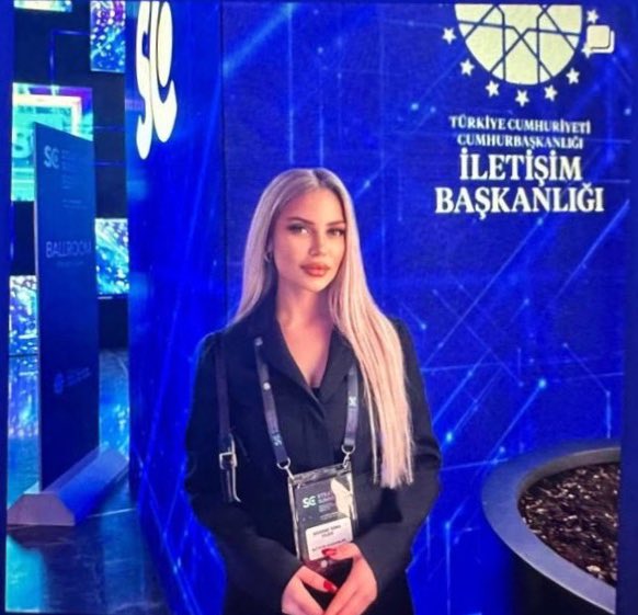 Şu hayatta Mümine Sena Yıldız kadar şanslı olacaksın. El alemin çocuğu dişini tırnağına takıp meslek sahibi olamazken, bunalıma girerken Mümine bacımız paraşütle İletişim Başkanlığı’na indirilmiş.

Mesela Mümine’yi hangi kriterlere göre işe aldınız? İletişim fakültesi birincisi