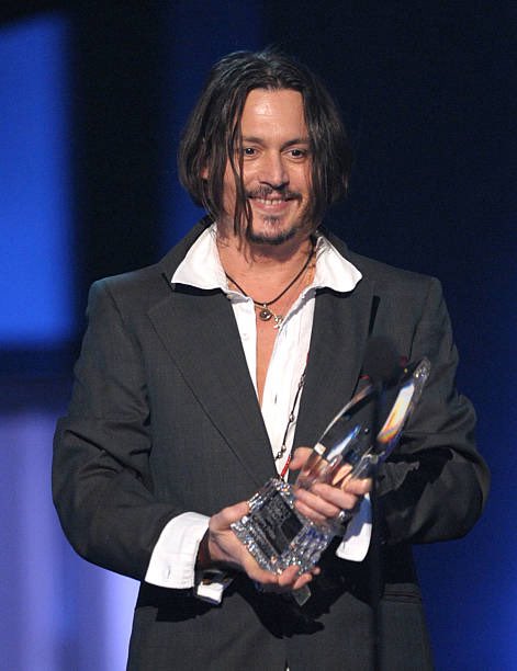 ReemDepp's tweet photo. Johnny Depp accepts the Favorite Movie Actor award at the People’s Choice Awards at the Nokia Theatre L.A. in Los Angeles, California, on January 6, 2010 (📸 Kevin Winter). https://t.co/BkYj7X17xy