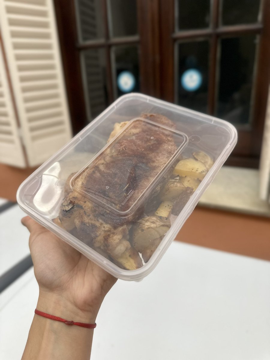 DutikKaren's tweet photo. Antes usábamos el estuche plástico típico, que ya era apto freezer y microondas.

Se nos presentó la posibilidad de cambiar el envase, lo evaluamos y nos pareció un mejor paso para Yafu.

El nuevo también es freezer + micro, pero además es reutilizable (como los tuppers que usás en tu casa) y más cómodo para el día a día.

Y para quienes quieran, sumamos alianza con Scrapy para que puedan ser recolectados y tener otro destino ♻️

Seguimos iterando y mejorando sobre la marcha. @Yafu_app
