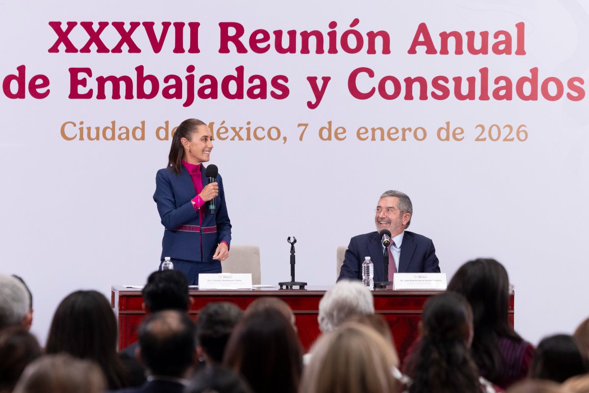 En Palacio Nacional, conversamos con embajadoras, embajadores, cónsules y el equipo de la Secretaría de Relaciones Exteriores sobre el momento histórico que estamos viviendo, así como los planes para 2026.