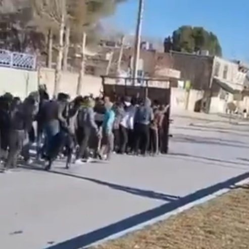 امروز مردم چهارمحال و بختیاری یک در فولادی را بعنوان سپر در برابر گلوله استفاده کردند!!!!!
سالها از کندنِ در خیبر داستان گفتند، مردم #ایران عملا انجام دادند.