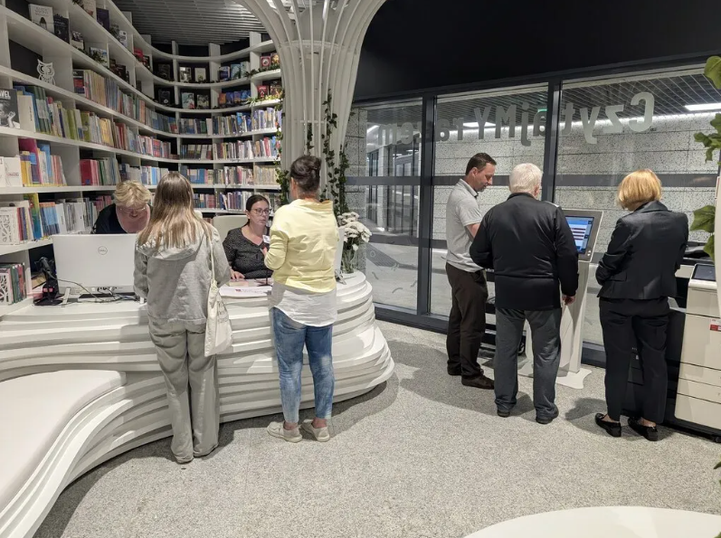 🚇📚 En Varsovia, bajar del metro puede significar entrar a una biblioteca.
La Metroteka ofrece libros, autopréstamo, espacios de lectura y hasta un jardín hidropónico, todo en una estación de subte.
📖 Menos pantalla. Más lectura.
👉 Leé la nota en: soybibliotecario.blogspot.com/2026/01/la-bib…
