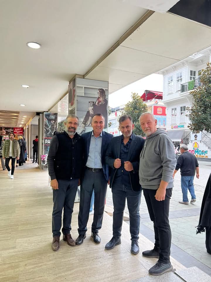 Fotoğrafçılar Ressam ve Tabelacılar Odası Genel Kurulu'nda yeniden başkanlığa seçilen Sn Cevat Davulcu ve ekibini tebrik ediyorum. 

#MuratÜNAL
#SakaryayıÇokSeviyoruz